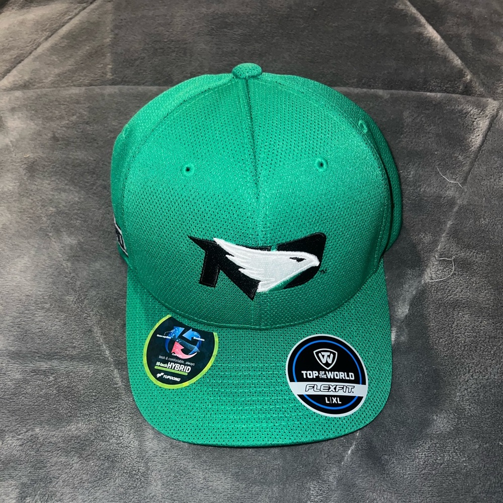 NEW Top Of The World - North Dakota Fighting Hawks- Flex Fit Fitted Hat. Sz L/XL